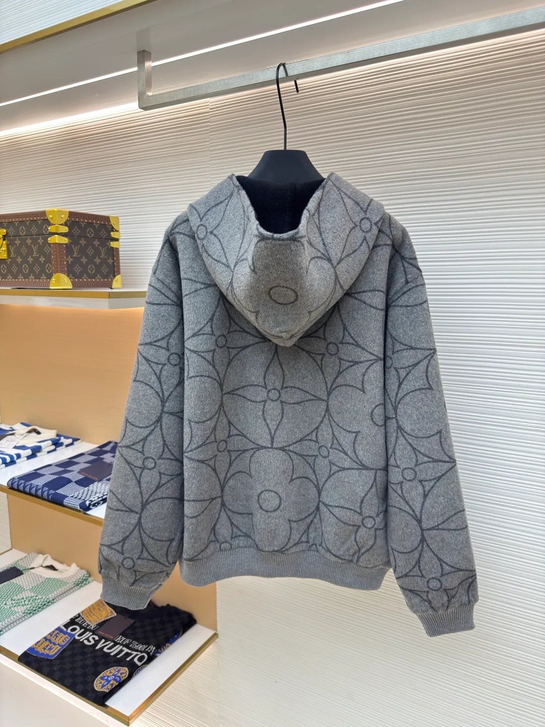 LOUIS VUITTON double-sided woolen jacket with circle pattern ●Authentic product: Purchased and developed for 26900 ●Item number: 1680116-F05 ●Fabric: wool fabric ●Technology: Made by positioning cutting machine ●Version: fitted version ●Weight: about 1200 grams ●Size: 44-446-48-50 ●Description: The fabric is made of semi-worsted double-sided woolen fabric, with 100% wool content. It uses custom-spun floral gray wool yarn. It uses a rapier machine to weave the gray cloth. It has a single-sided yarn-dyed jacquard large circle pattern, and the bottom side is completely woven in black. Multiple pattern making consumes raw materials. Measure the pattern shrinkage, adjust the pattern size of the gray fabric, and ensure the stitching of the finished fabric. After washing the woolen wool, the pattern is the same size as the Y version. The front panel is hand-cut with restored flowers, and the restored flowers are taken from a single piece for the pockets. The black side pockets are embroidered with a small logo using a Tajima embroidery machine imported from Japan. The small hardware logo is stamped on the back collar hanging clothesline, and the wool blended yarn is used to weave ribs in the opposite color on a horizontal lengthening loom. The overall wiring is straight and delicate, the fabric is comfortable and soft, and the color is consistent without color difference. It can be matched with the same style to create a fashionable look and control various occasions. Customized accessories, complete with three standards, same style for men and women!